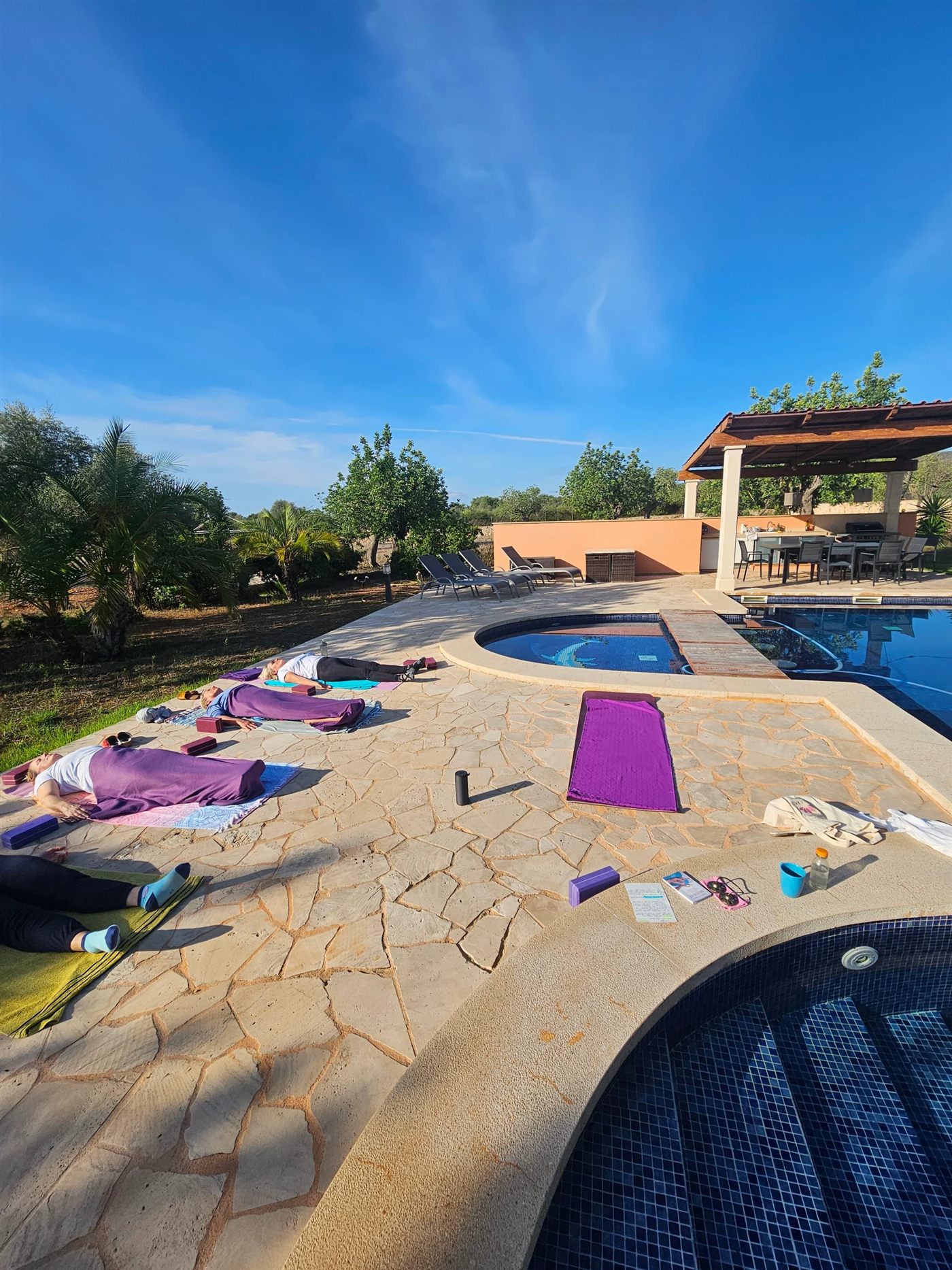 Yoga am Pool im Woman Retreat Mallorca