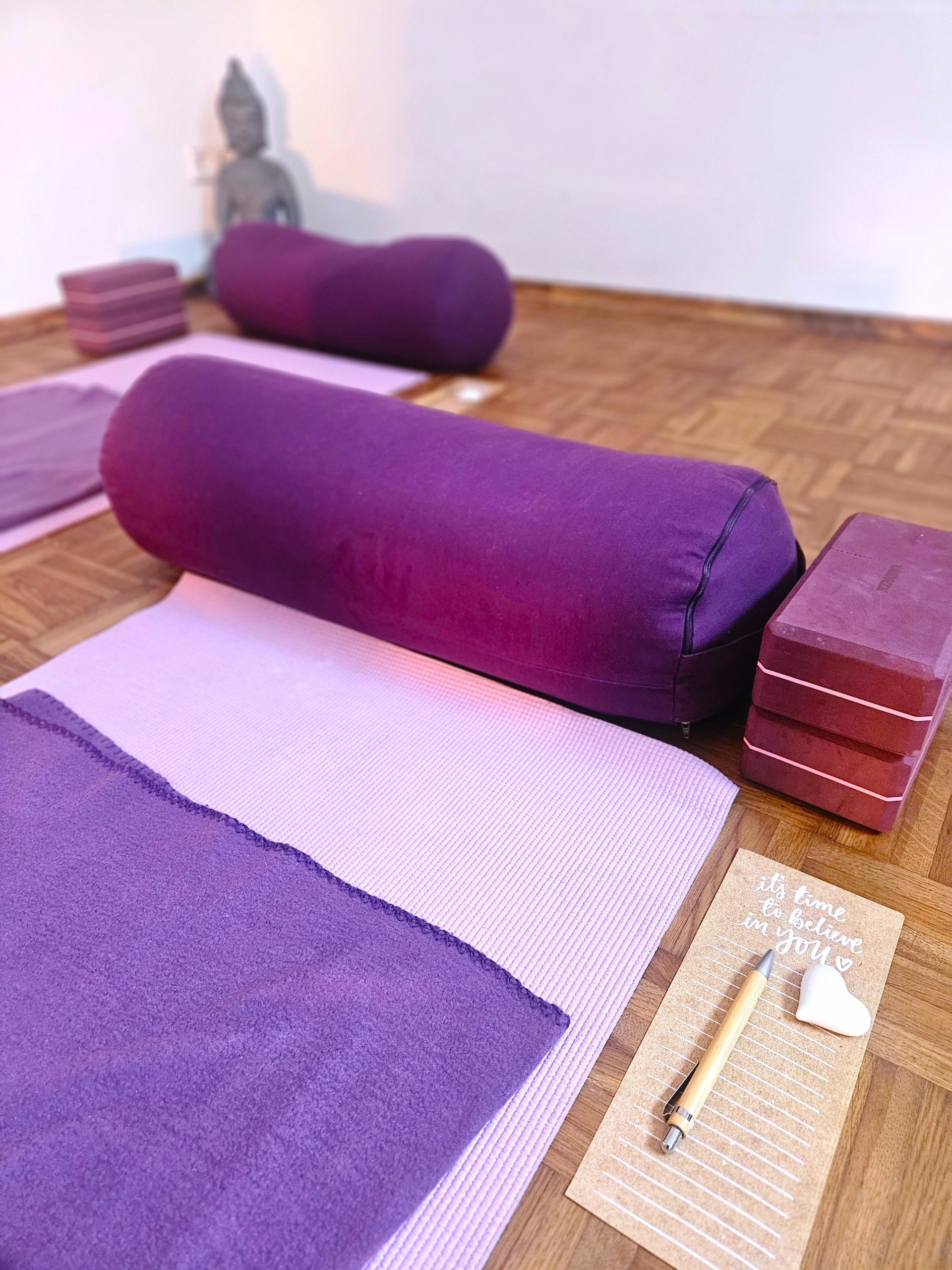 Der Yogaraum mit Matte und Bolster